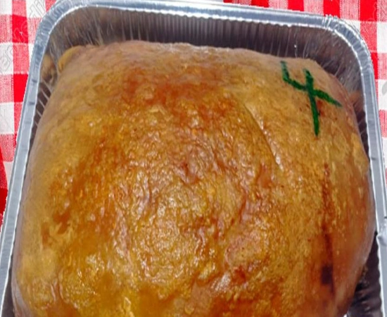 Preparación de lechona tolimense en Bogotá, con ingredientes frescos y de calidad.